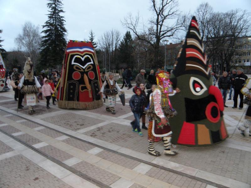 Кукери и маскирани тръгнаха към 